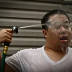 Persona refrescándose con agua durante una ola de calor