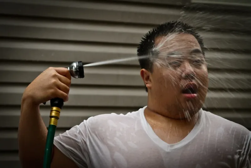 Persona refrescándose con agua durante una ola de calor