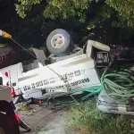 Pipa de agua volcada sobre un automóvil estacionado en el fraccionamiento Buena Vista de Tuxtla Gutiérrez