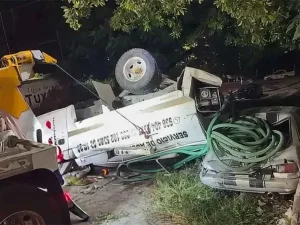 Pipa de agua volcada sobre un automóvil estacionado en el fraccionamiento Buena Vista de Tuxtla Gutiérrez