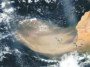 Imagen satelital de polvo del Sahara avanzando sobre el Atlantico