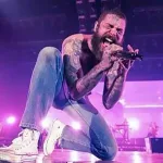 Post Malone durante una presentacion musical