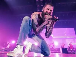 Post Malone durante una presentacion musical