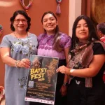 Organizadoras muestran cartel del Batsi Fest 2026 en Casa Chiapas