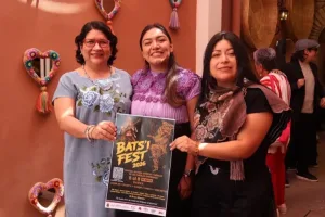 Organizadoras muestran cartel del Batsi Fest 2026 en Casa Chiapas