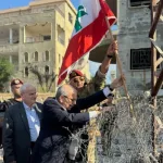 Primer ministro de Libano iza la bandera en una aldea fronteriza afectada por la guerra