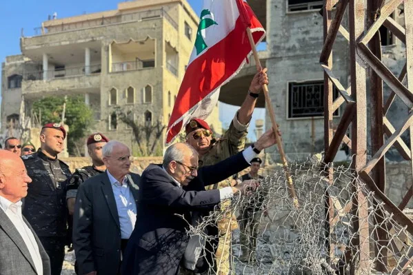 Primer ministro de Libano iza la bandera en una aldea fronteriza afectada por la guerra