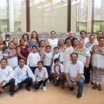 Autoridades, creadoras y representantes comunitarios durante encuentro cultural