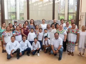 Autoridades, creadoras y representantes comunitarios durante encuentro cultural