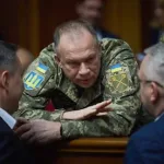 Oleksandr Sirski conversa con legisladores ucranianos en una sesion oficial