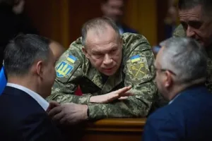 Oleksandr Sirski conversa con legisladores ucranianos en una sesion oficial