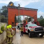 Cuerpos de emergencia realizan rescate en el arco de entrada a Betania, en San Cristobal de Las Casas