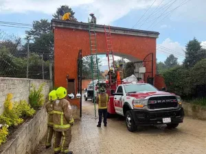 Cuerpos de emergencia realizan rescate en el arco de entrada a Betania, en San Cristobal de Las Casas