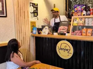 Restaurante de comida venezolana atendido por población extranjera en Tapachula