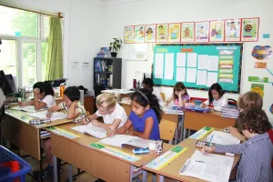 Estudiantes trabajan en un salón de clases