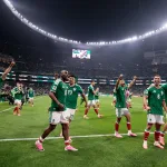 Jugadores de la Seleccion Mexicana celebran en el Estadio Azteca