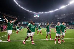 Jugadores de la Seleccion Mexicana celebran en el Estadio Azteca