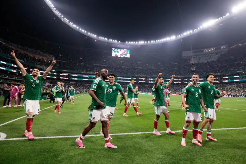 Jugadores de la Seleccion Mexicana celebran en el Estadio Azteca