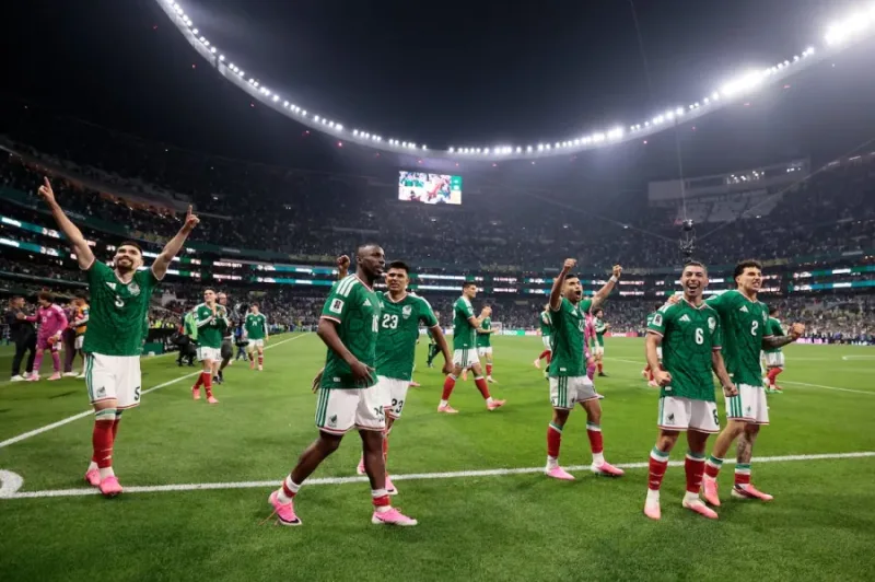 Jugadores de la selección mexicana celebran en el Estadio Azteca