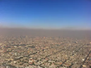 Vista aérea de smog sobre Ciudad de México