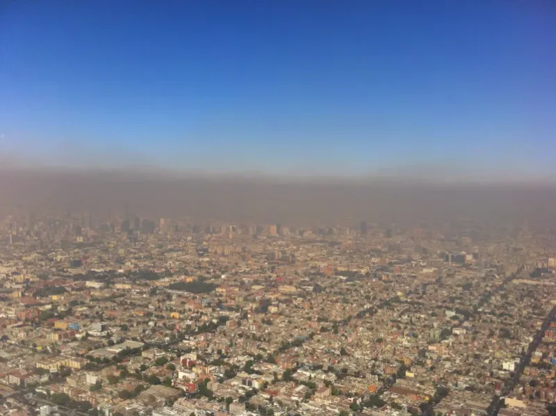 Vista aérea de smog sobre Ciudad de México