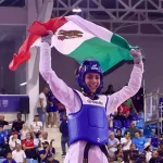 Taekwondoína mexicana celebra con la bandera nacional
