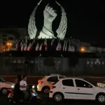 Vehiculos circulan frente a un monumento en Teheran durante la escalada entre Estados Unidos e Iran