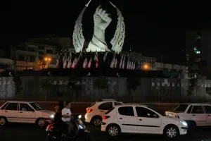 Vehiculos circulan frente a un monumento en Teheran durante la escalada entre Estados Unidos e Iran