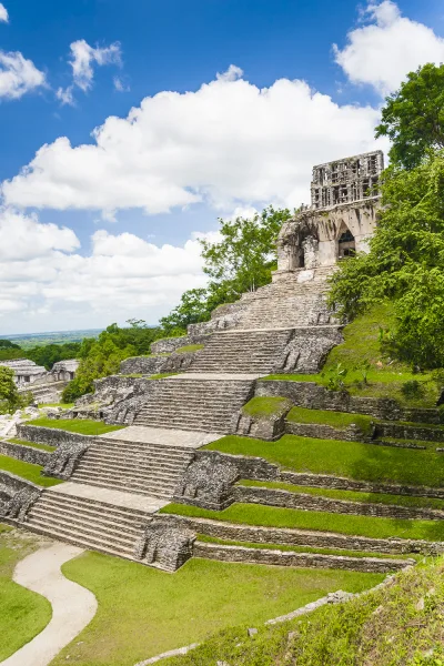 Templo de la Cruz en la zona arqueológica de Palenque, Chiapas