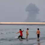 Columna de humo cerca del estrecho de Ormuz, frente a Bandar Abbas, Iran