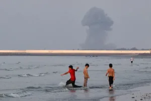 Columna de humo cerca del estrecho de Ormuz, frente a Bandar Abbas, Iran
