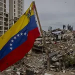 Bandera de Venezuela frente a escombros tras los terremotos