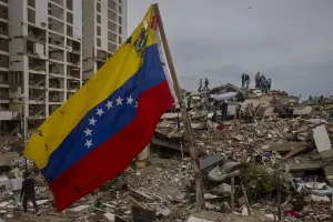 Bandera de Venezuela frente a escombros tras los terremotos