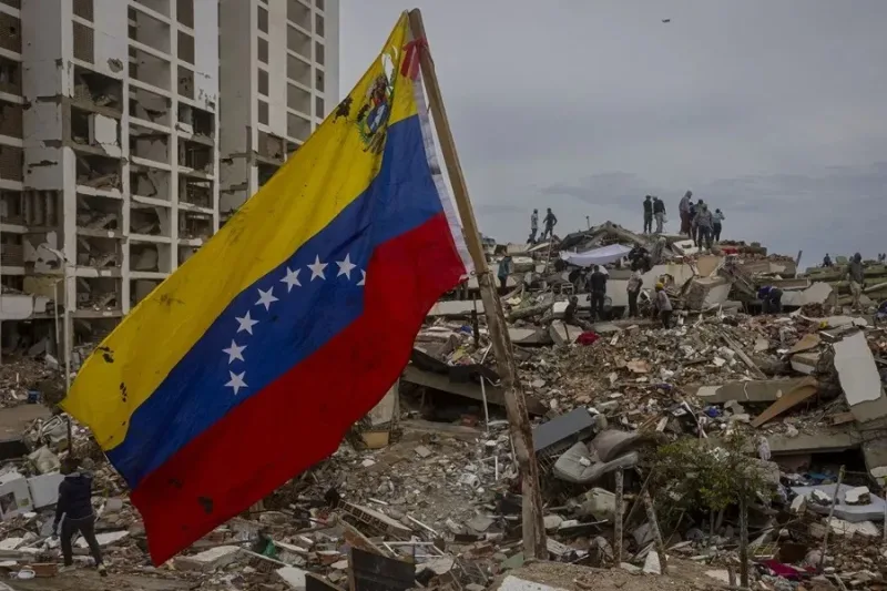 Bandera de Venezuela frente a escombros tras los terremotos