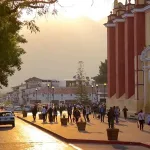 Visitantes caminan por el centro histórico de San Cristóbal de Las Casas durante la temporada de verano