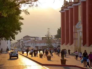Visitantes caminan por el centro histórico de San Cristóbal de Las Casas durante la temporada de verano