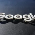 Logotipo de Google en edificio, imagen relacionada con regulacion europea