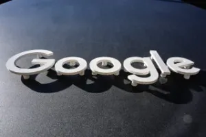 Logotipo de Google en edificio, imagen relacionada con regulacion europea