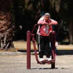 Personas mayores realizan ejercicio para mantener movilidad y fuerza