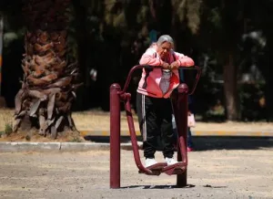 Personas mayores realizan ejercicio para mantener movilidad y fuerza