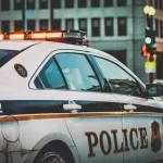Patrulla de seguridad circulando en una ciudad