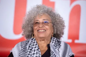 La filósofa y activista Angela Davis, invitada a FILUNI 2026 en la UNAM