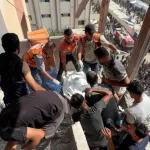 Rescatistas recuperan víctimas tras el ataque al hospital Nasser en Khan Yunis