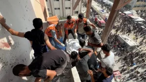 Rescatistas recuperan víctimas tras el ataque al hospital Nasser en Khan Yunis
