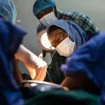 Personal de salud brinda atencion a una paciente durante un servicio de deteccion de cancer cervicouterino.