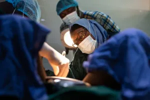 Personal de salud brinda atencion a una paciente durante un servicio de deteccion de cancer cervicouterino.