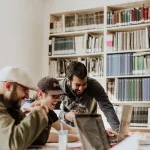 Estudiantes universitarios reunidos en un campus