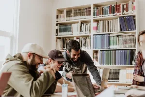 Estudiantes universitarios reunidos en un campus