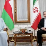 Abbas Araghchi y Badr Albusaidi durante un encuentro diplomático en Teheran