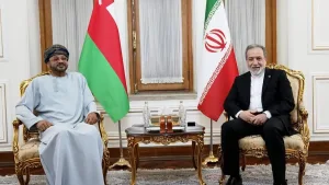 Abbas Araghchi y Badr Albusaidi durante un encuentro diplomático en Teheran